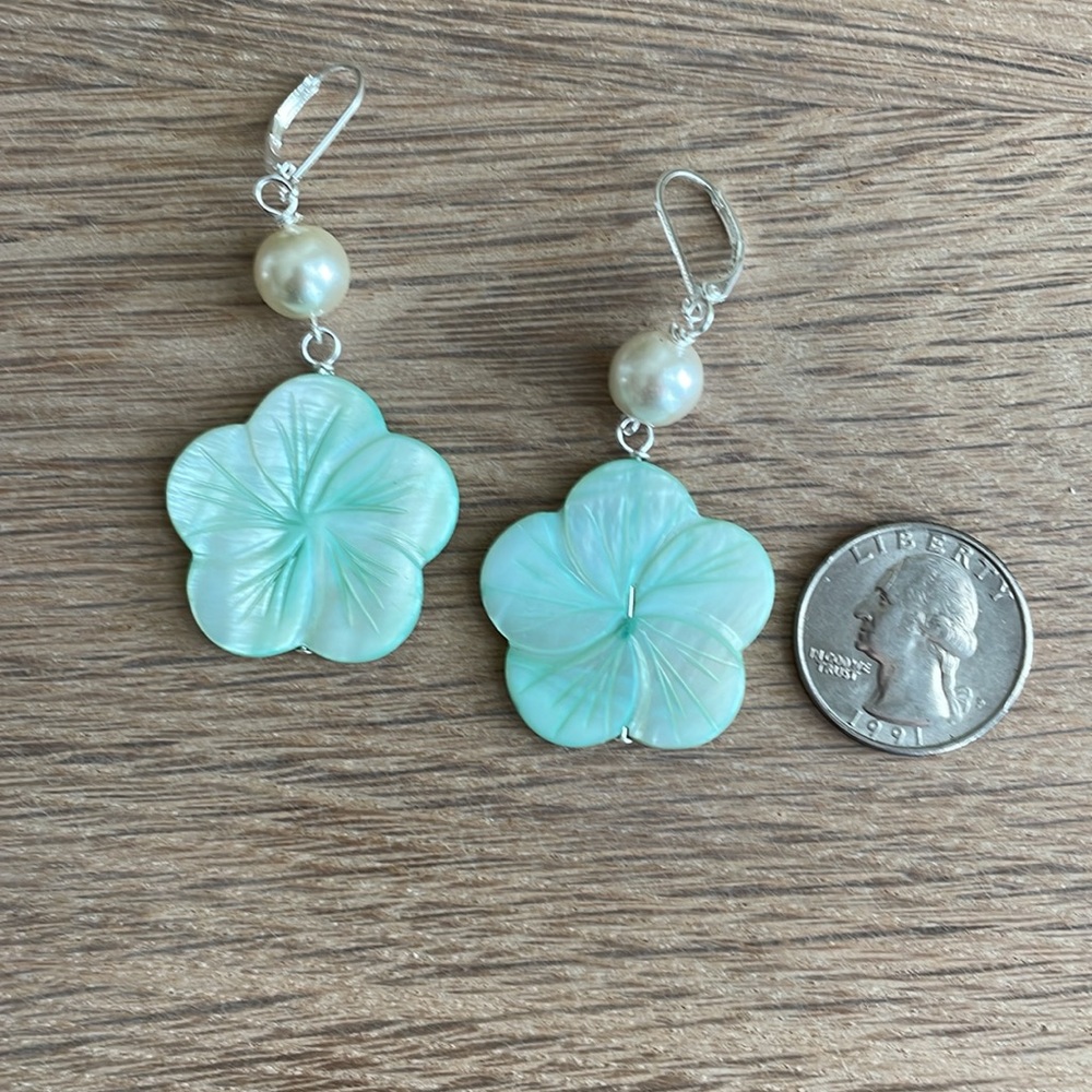 HAND CRAFTED MOTHER OF PEARL FLORAL SHELL EARRINGS Mint Green Cream Faux Pearls - Picture 7 of 16